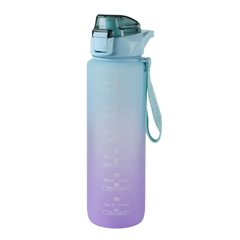 Eine Trinkflasche mit Farbverlauf von Gruen zu Violett mit Zeitmarkierungen und einem Trinkverschluss am oberen Ende, isoliert auf weißem Hintergrund.