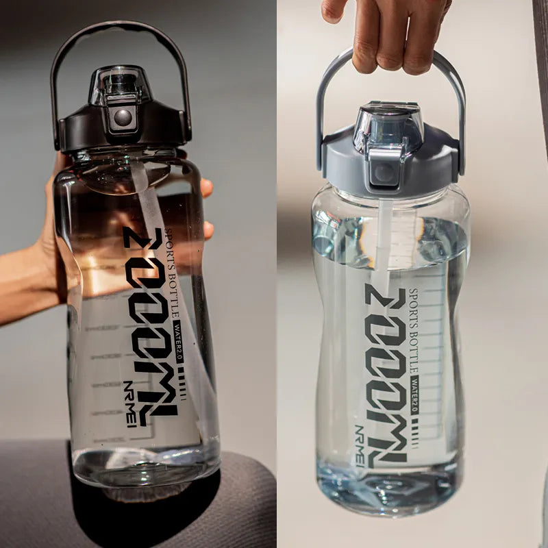 Dieses Bild zeigt zwei Ansichten einer Sporttrinkflasche, die nebeneinander platziert sind. Auf dem linken Bild hält eine Person mit sichtbarer Hand die Flasche am schwarzen Tragegriff. Auf dem rechten Bild hält eine Person mit sichtbarer Hand die Flasche am grauen Tragegriff.