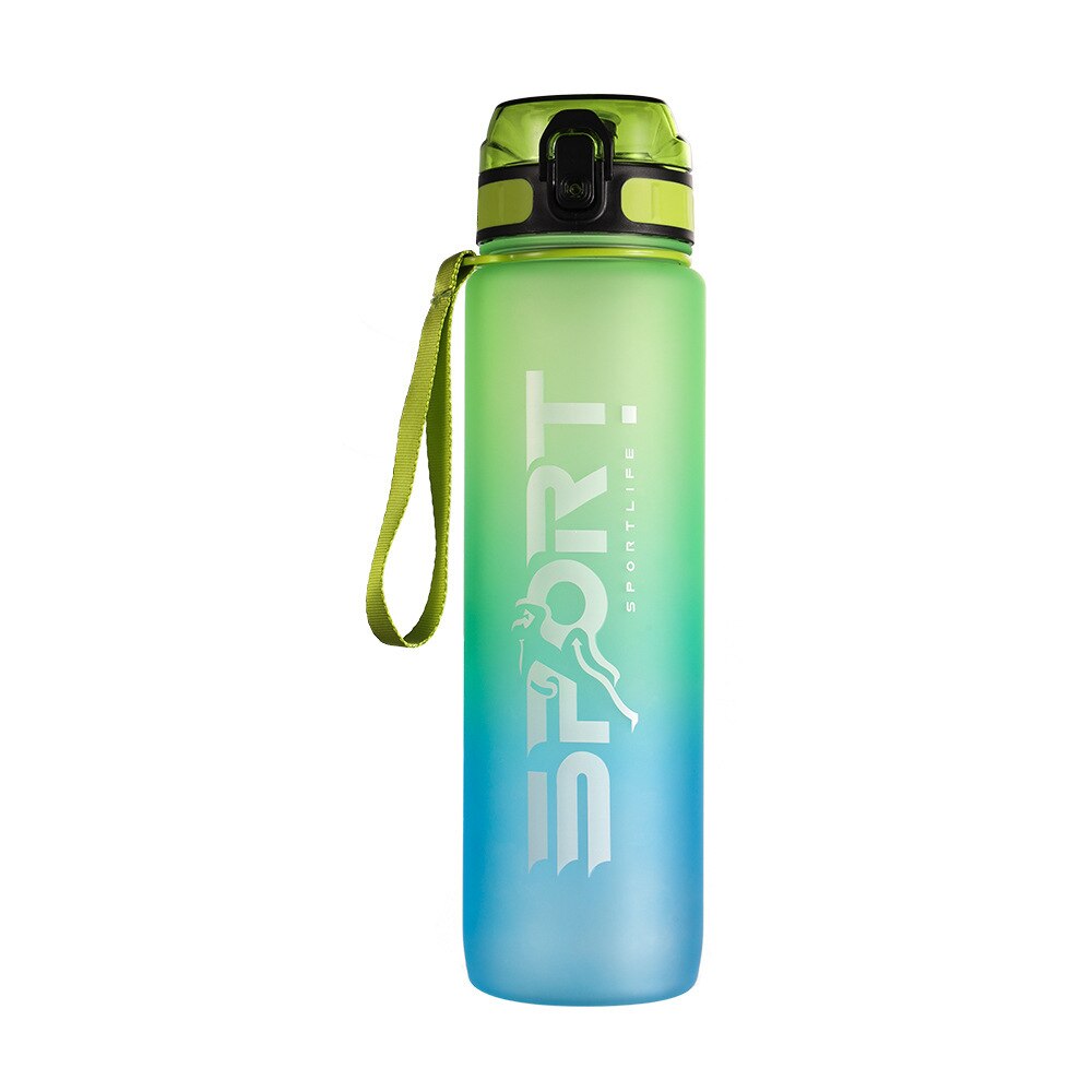 Eine leuchtend gruenblaue Sporttrinkflasche mit 'SPORT' Logo, Deckel mit Trinkoeffnung und integriertem Tragegriff, Kapazitaet Markierungen an der Seite.
