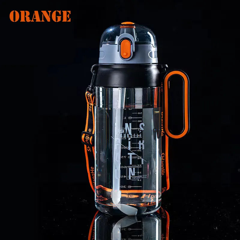 Eine durchsichtige Sport-Trinkflasche mit einem grauen Deckel, einem orangefarbenen Verschluss und einem orangefarbenen Tragegriff.