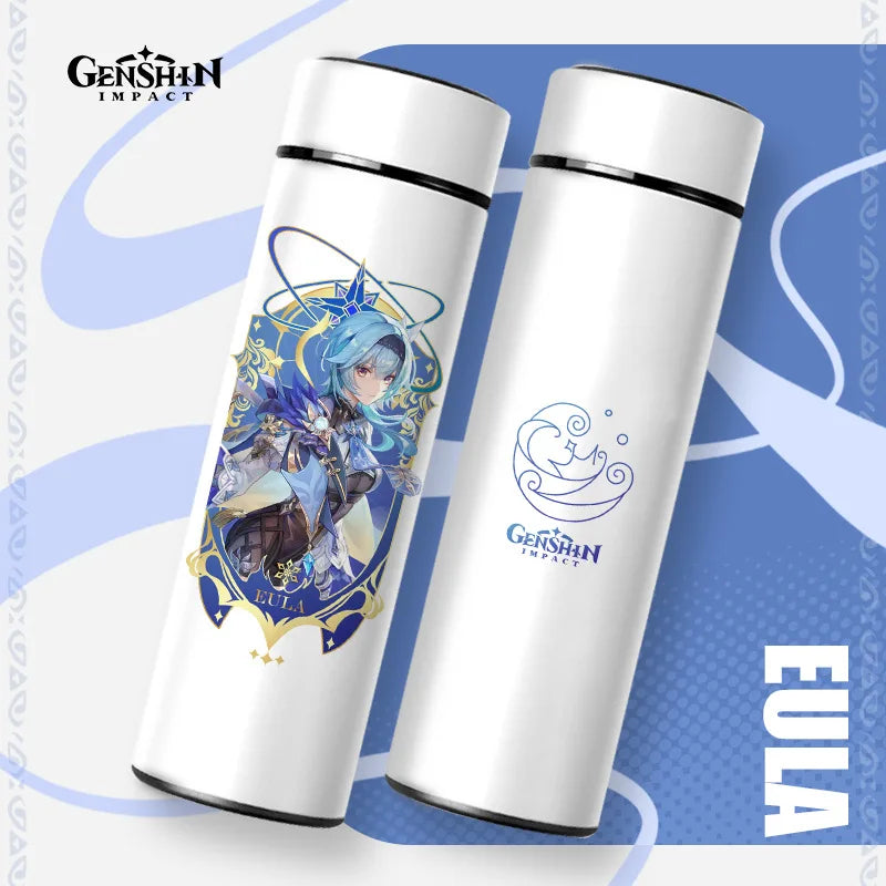 Zwei weiße Thermosflaschen mit schwarzem Deckel vor einem blauen Hintergrund mit Muster. Die linke Flasche zeigt eine Illustration des "Genshin Impact" Charakters "EULA", die rechte traegt das Spiellogo.