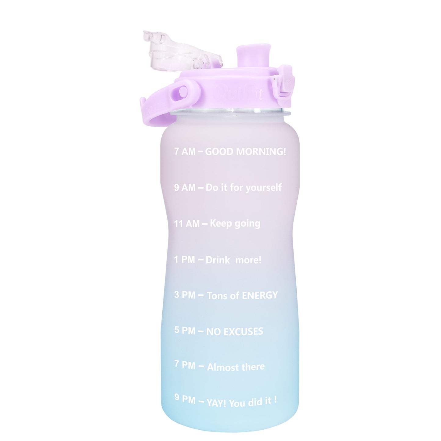 Eine Sporttrinkflasche mit einem Farbverlauf von lila zu hellblau, beschriftet mit Zeitmarkierungen und motivierenden Nachrichten vom fruehen Morgen bis zum Abend. Sie hat einen lila Tragegriff und Verschluss.