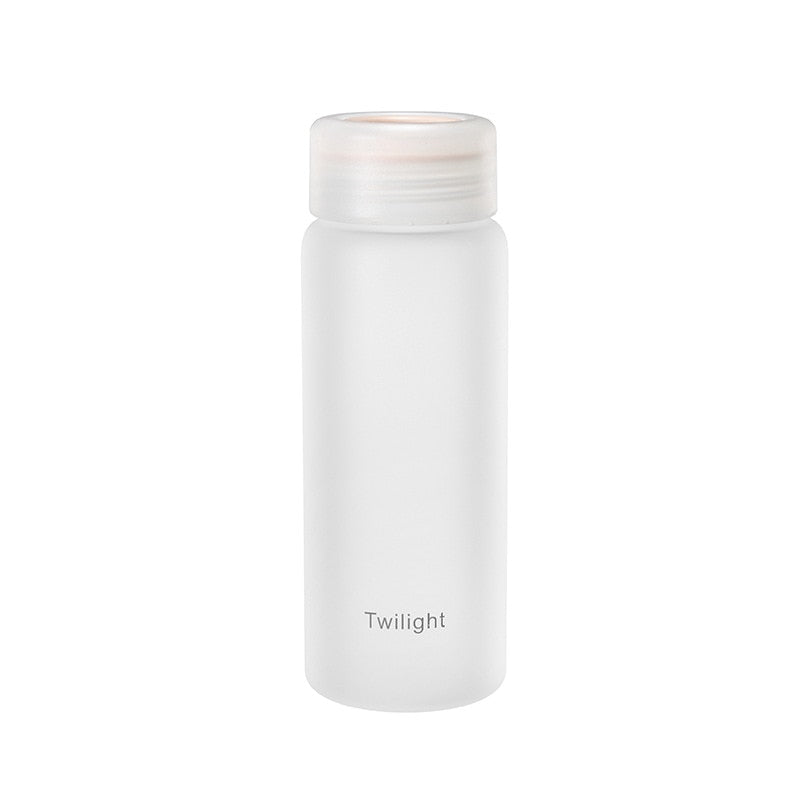 Matte, weiße Glasflasche und der Aufschrift 'Twilight' auf einem weissem Hintergrund.