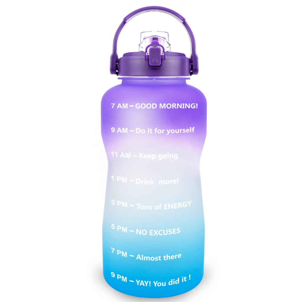 Eine Sporttrinkflasche mit einem Farbverlauf von violett zu blau, beschriftet mit Zeitmarkierungen und motivierenden Nachrichten vom fruehen Morgen bis zum Abend. Sie hat einen violetten Tragegriff und Verschluss.