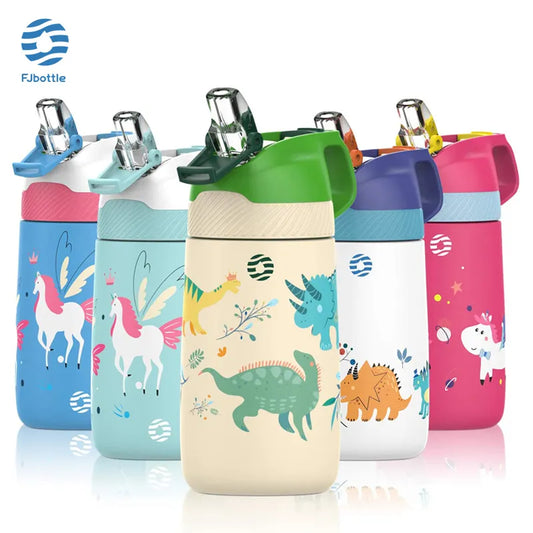 Eine Reihe von farbenfrohen Kinder-Thermosflaschen mit Tier- und Fantasiemotiven, ausgestattet mit Klappdeckeln und Tragegriffen.