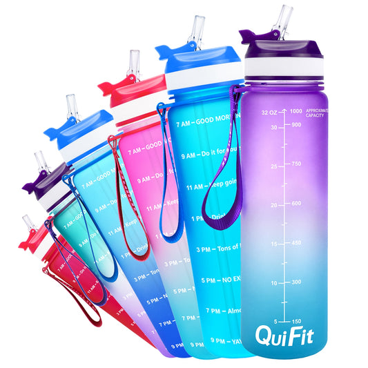 Ein Set aus farbigen Sporttrinkflaschen mit Zeitmarkierungen und motivierenden Nachrichten fuer jede Stunde des Tages, versehen mit Trageschlaufen und einem Markenlogo "QuiFit" unten rechts.