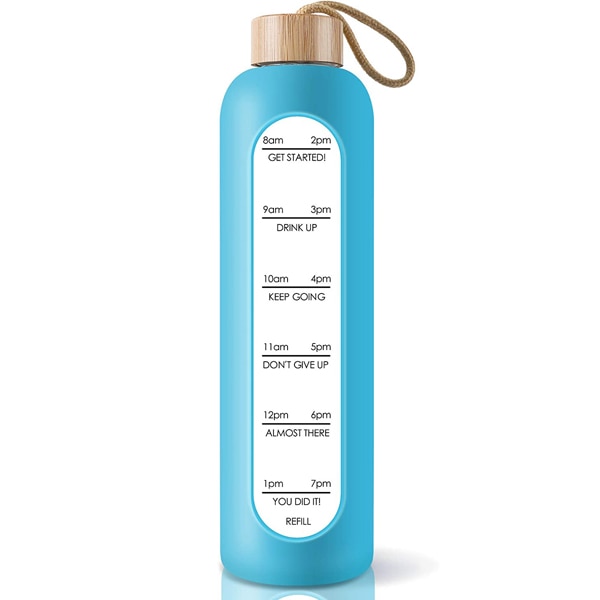 Eine tuerkis Glastrinkflasche mit Zeitmarkierungen und einem Bambusdeckel, versehen mit einem Jute-Trageband.