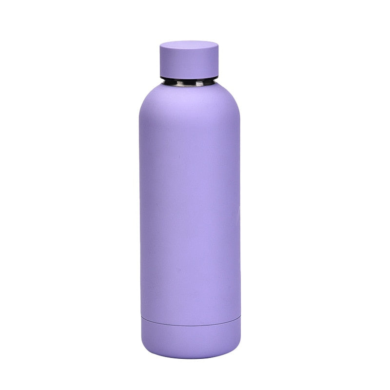 Eine violette doppelwandige Thermosflasche mit einem Deckel.