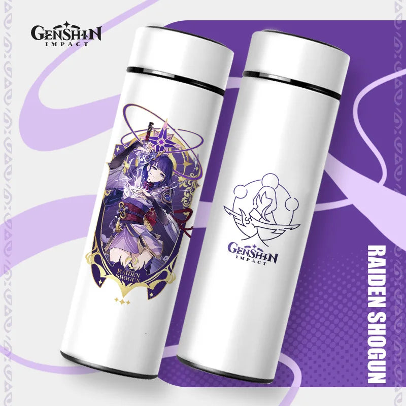 Zwei weiße Thermosflaschen mit schwarzem Deckel vor einem lila Hintergrund mit Muster. Die linke Flasche ist mit einer Illustration des "Genshin Impact" Charakters "RAIDEN SHOGUN" bedruckt, die rechte zeigt das Logo des Spiels.