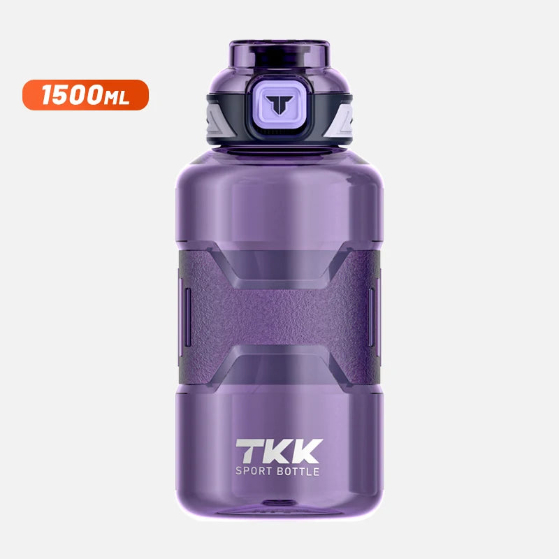 Eine violette, transparente Sporttrinkflasche mit einem Fassungsvermoegen von 1500 ml und dem Logo "TKK".