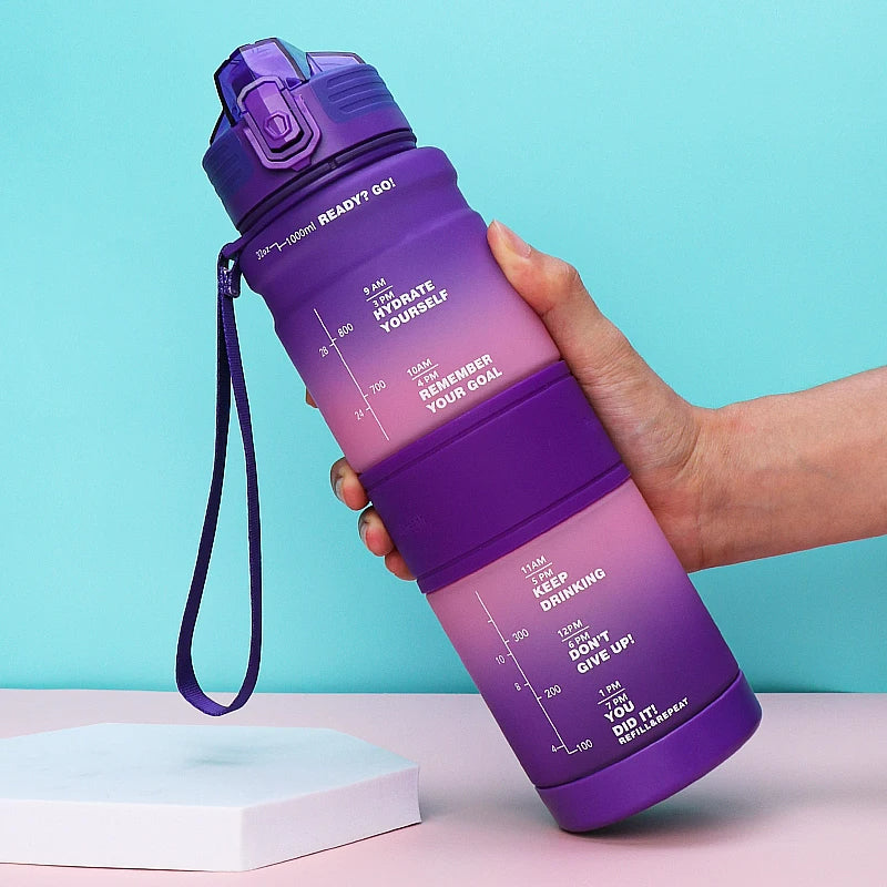 Eine Hand haelt eine violette Wasserflasche mit Zeitmarkierungen und motivierenden Nachrichten gegen einen hellblauen Hintergrund.