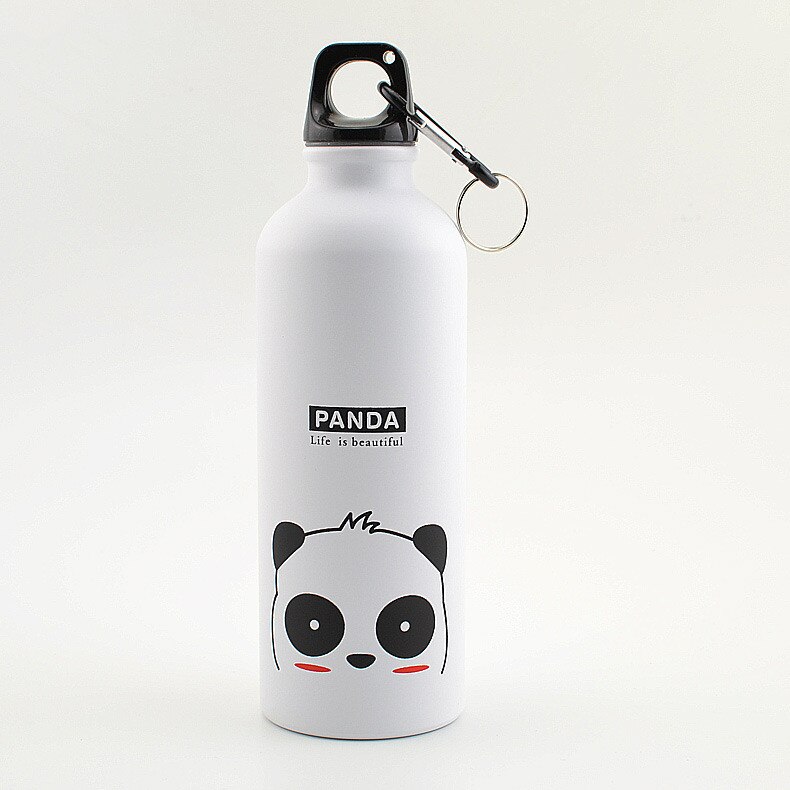 Eine weiße Kindertrinkflasche mit einem Pandamotiv und der Aufschrift „PANDA Life is beautiful“