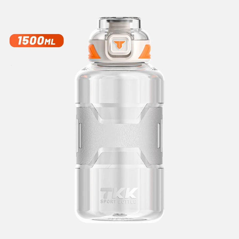 Eine weisse, transparente Sporttrinkflasche mit einem Fassungsvermoegen von 1500 ml und dem Logo "TKK".