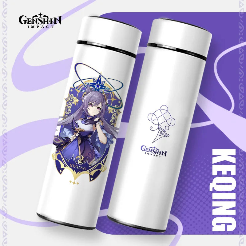 Zwei weiße Thermosflaschen mit schwarzem Deckel auf einem violetten Hintergrund mit einem Muster. Die linke Flasche zeigt eine Illustration des "Genshin Impact" Charakters "KEQING", die rechte Flasche traegt das Logo des Spiels.