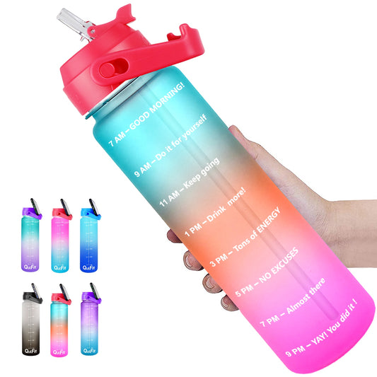 Eine Hand haelt eine farbverlaufende Sporttrinkflasche von Blau ueber Tuerkis zu Pink mit Zeitmarkierungen und motivierenden Spruechen. Im Hintergrund sind aehnliche Flaschen in verschiedenen Farbvarianten zu sehen.