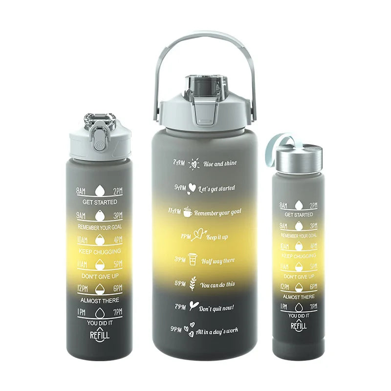 Das Bild zeigt drei schwarze Sporttrinkflaschen unterschiedlicher groesen mit Farbverlauf von grau, gelb zu schwarz und Zeitmarkierungen.