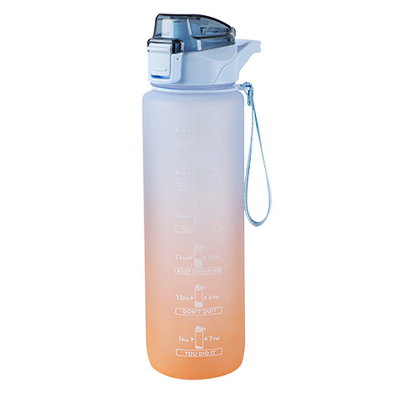 Eine Trinkflasche mit Farbverlauf von Blau zu Orange mit Zeitmarkierungen und einem Trinkverschluss am oberen Ende, isoliert auf weißem Hintergrund.