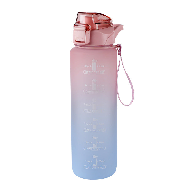 Eine Trinkflasche mit Farbverlauf von Pink zu Blau mit Zeitmarkierungen und einem Trinkverschluss am oberen Ende, isoliert auf weißem Hintergrund.